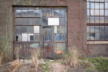 Eingangstor einer alten Lagerhalle 