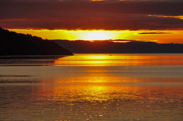 Obraz premium Sunset on Villarrica's lake from Pucon's Beach, Chile