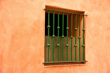 finestra su muro colorato - 99570038