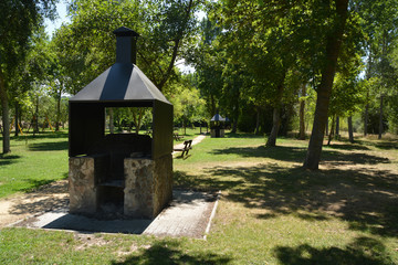 parrillas en un parque público