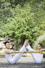 Naklejka premium Young couple doing yoga