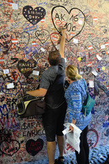 Para młodych ludzi przy ścianie zakochanych w Weronie - Włochy - obrazy, fototapety, plakaty