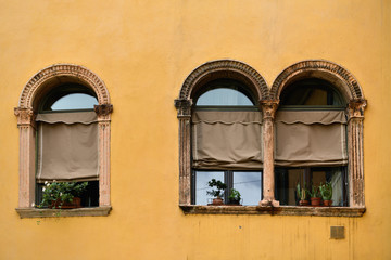 Okna jednej z kamienic w Weronie - Włochy © jaworex