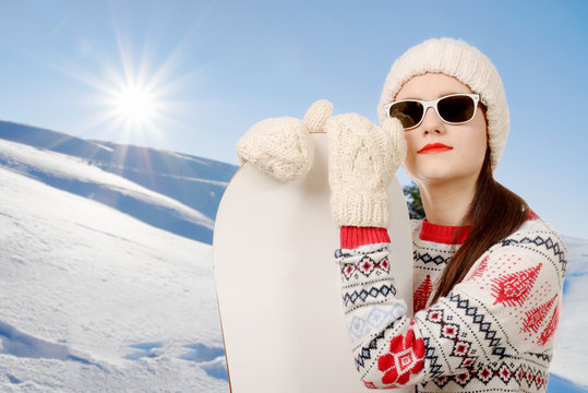  portrait of a happy young girl snowboarding with sunglasses