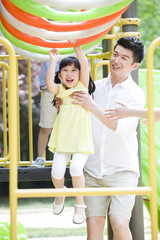 Obraz premium Father and daughter playing in amusement park