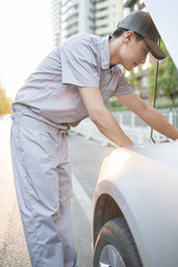 Auto mechanic repairing car