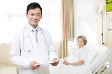 Obraz premium Doctor with patient in hospital