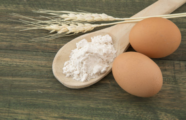 Harina, huevos y espigas de trigo.