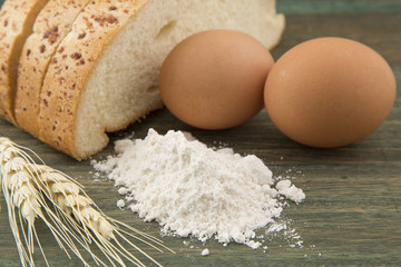 Harina, huevos, pan y trigo.