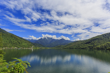 Naklejka na ściany i meble Beautiful Li Yu Lake at Hua Lian