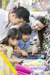 Obraz premium Parents and children buying toys