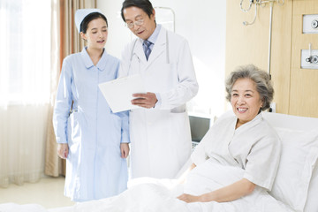 Obraz premium Medical workers with patient in hospital