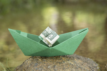Barco de papel con dinero.