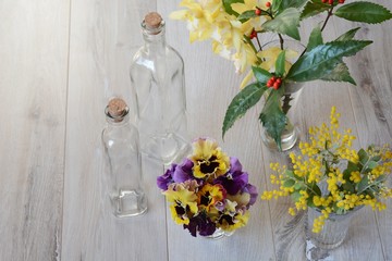 ボトルと春の花