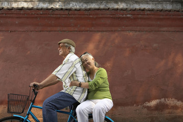 Plakat Elderly Man And Woman On A Bicycle