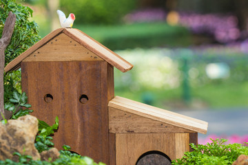 hen on house toy