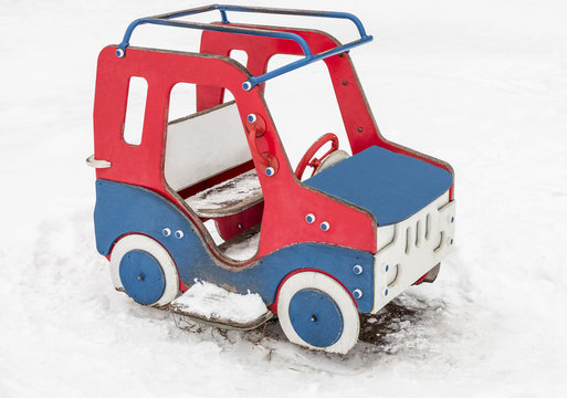 Детский автомобиль  из фанеры на снегу