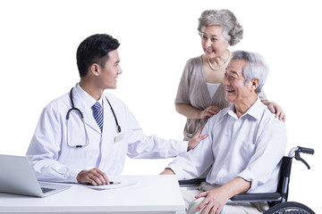 Obraz premium Doctor talking to patient in office