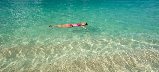 Obraz premium Woman relax in a Caribbean beach