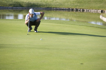 Obraz premium Golfer observing on the Green