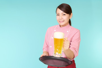 ビールジョッキを運ぶウェイトレス