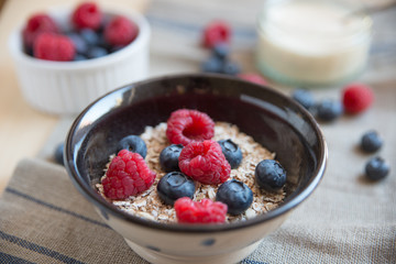 Joghurt mit Beeren und Müsli