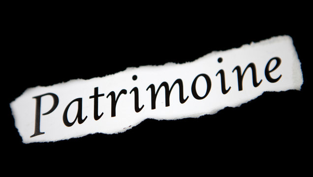 mot patrimoine sur fond noir