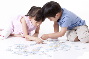 Obraz na płótnie Canvas Girl playing jigsaw puzzles