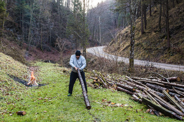 Obraz premium Mann trainiert mit Baum in der Natur 