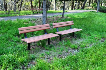 公園のベンチ／山形県庄内平野の公園で、公園のベンチを撮影した写真です。
