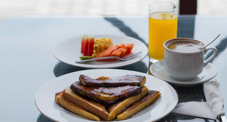 Balinesisches gemischtes Frühstück mit Orangensaft, Kaffee und Obst