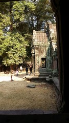 Obraz premium Tourists in an ancient temple in Cambodia