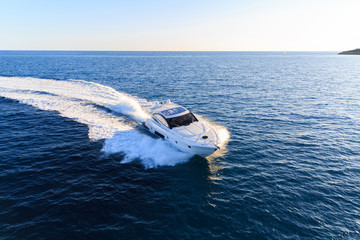 Naklejka premium luxury motoryacht in navigation