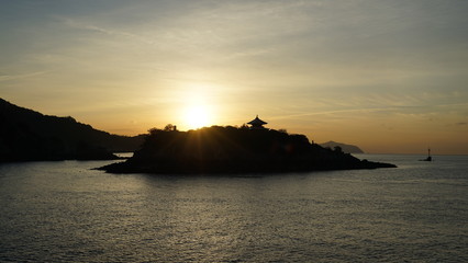 弁天島から登る朝日