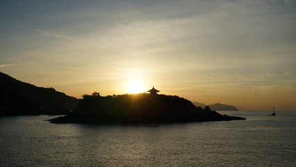 鞆の浦の弁天島から登る朝日