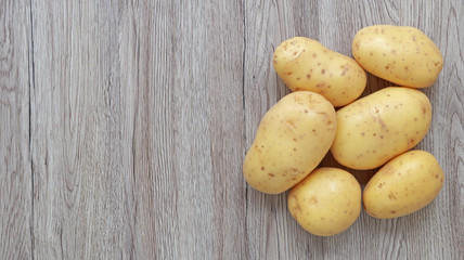 Pomme de terre sur fond bois...carte menu