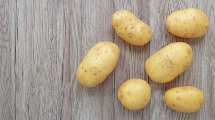 Pomme de terre sur fond bois