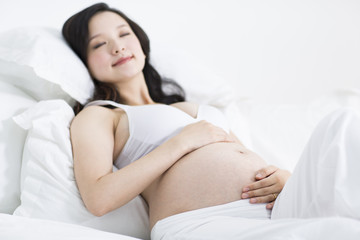Obraz premium Pregnant woman sleeping in bed