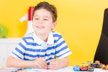 kind spielt im kindergarten