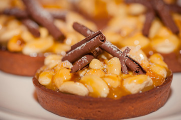 Тарт с карамелью, орехами и шоколадной стружкой