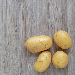 Pomme de terre sur fond bois