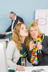 angestellte feiern weiberfastnacht im betrieb