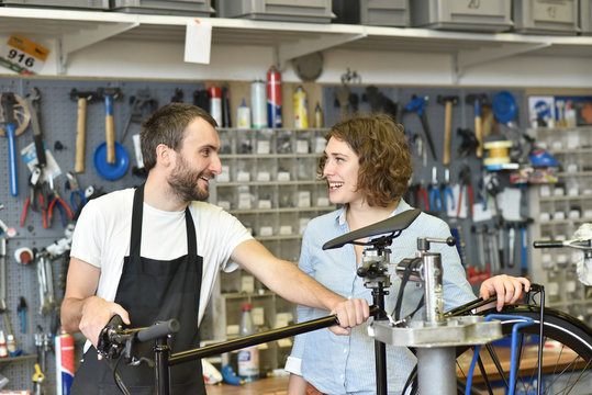 Fahrradmechaniker und Kundin im Verkaufsgespr&auml;ch // sales talk: bicycle mechanic and customer 