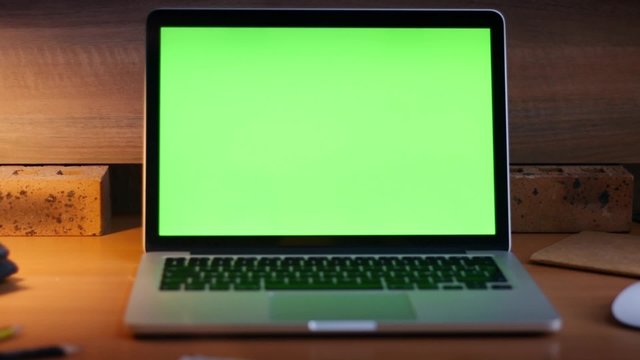 Ordinateur portable sur bureau