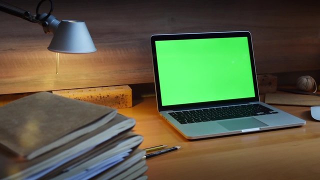Ordinateur portable sur bureau