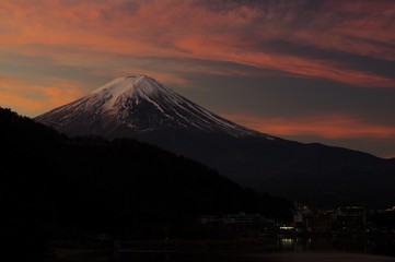 Fototapeta premium Mt. Fuji, świecą na porannym niebie