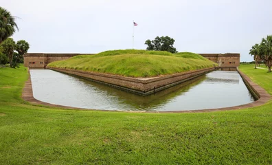 Deken met patroon Vestingwerk Fort Pulaski, Georgia. Outside moat area with grass.
