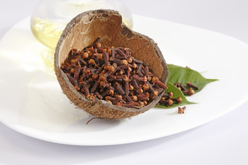 Clove and Oil - Indian Spices