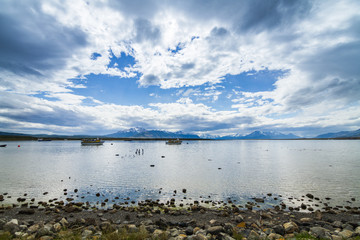 costa del lago y montañas en puerto natales, patagonia chilena