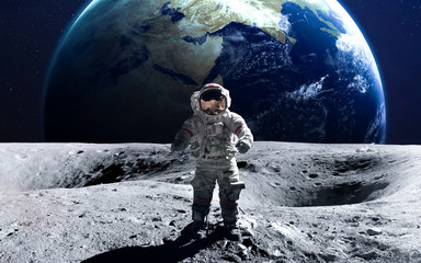 Dzielny astronauta na spacerze na księżycu. To elementy obrazu dostarczone przez NASA. - 99633869